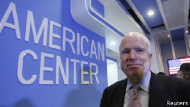 Thượng nghị sĩ John McCain trao đổi với báo chí ở American Center tại Hà Nội