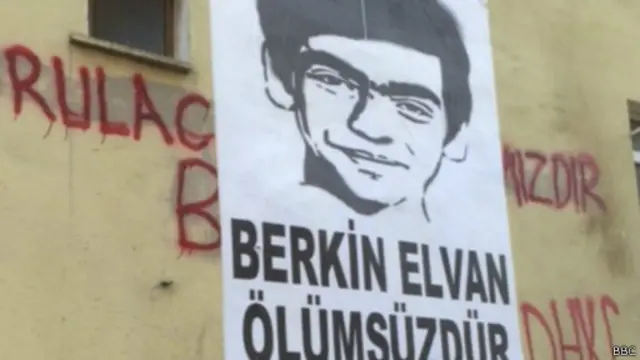 شيع المئات جثمان إلفان، ولكن أردوغان وصفه بـ "الإرهابي"