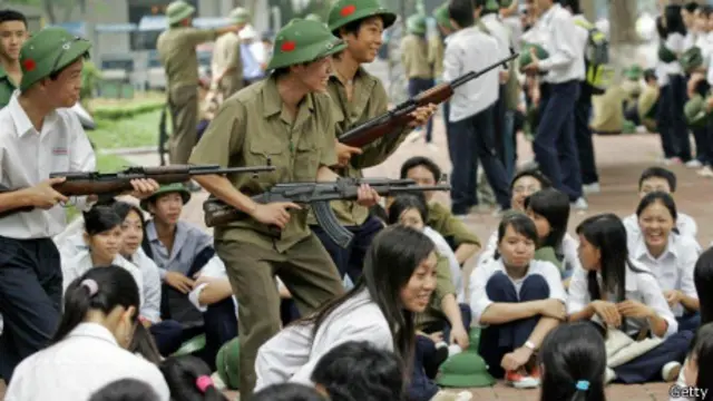 Tập quân sự trong trường học ở Việt Nam ngày nay