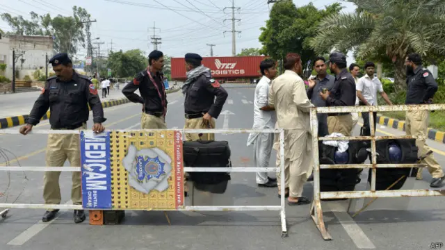 پولیس نے پہلے سے ہی مہناج القرآن سیکریٹیریٹ جانے والے تمام راستوں کی ناکہ بندی کر رکھی تھی