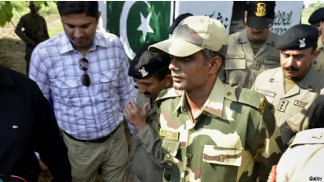 حوالگی سے پہلے ذرائع ابلاغ سے بات کرتے ہوئے بھارتی فوجی ستیہ شیل یادیو نے بتایا کہ ان کا تعلق انڈین بی ایس ایف کی 33 بٹالین کی چارلی کمپنی سے ہے۔