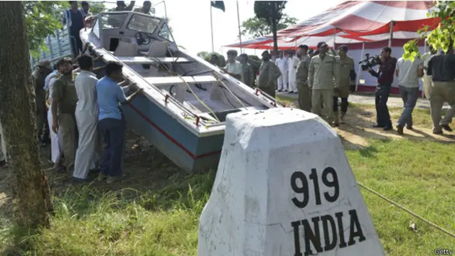 بھارتی میڈیا کے مطابق ستیہ شیل یادیو دریائے چناب میں اکھنور کے قریب اپنے تین ساتھیوں کے ساتھ پڑولنگ کی ڈیوٹی پر تھا کہ ان کی موٹر بوٹ کا انجن فیل ہوگیا تھا