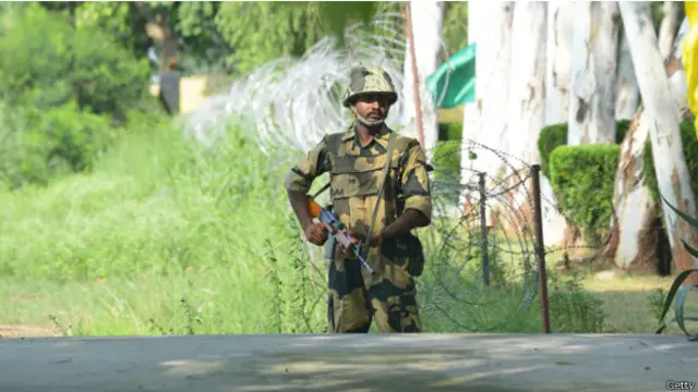 بھارت نے سرحد کے ساتھ ساتھ خار دار تاروں کی برقی باڑ لگا رکھی ہے