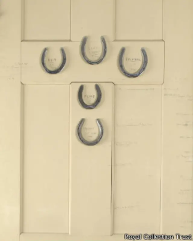 дверь с подковами