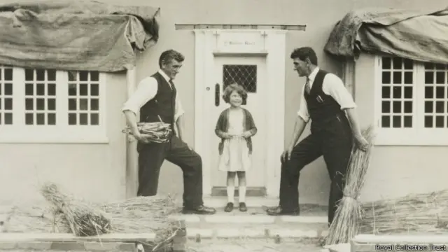 Принцесса Елизавета на крыльце своего домика