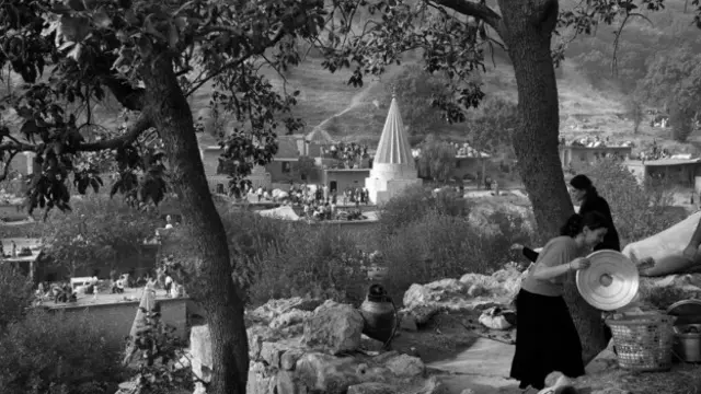 وروستیو څېړنو ښودلې چې که څه هم د دوی عبادت ځایونو کې د لمر انځورونه لیدل کېږي او قبرونه یې د لمر خاته په لور دي خو د دوی ډیری مذهبي عقیدې عیسویت او اسلام سره تړاو لري.