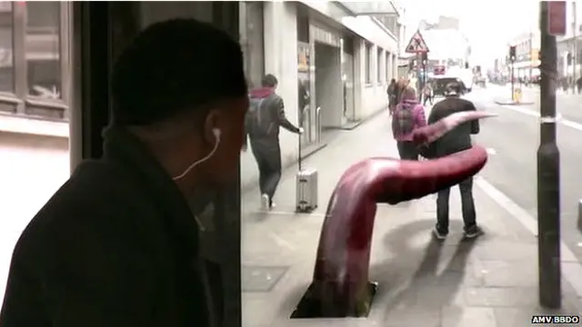 Imágenes de monstruos generadas con realidad aumentada en una parada de autobuses en Londres