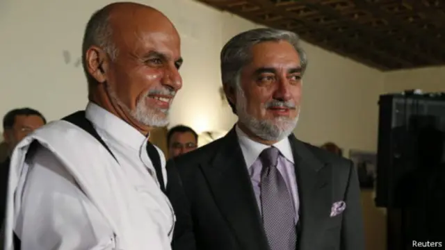 وافق المرشحان الرئاسيان الأفغانيان غني (يسار) وعبد الله على إعادة فرز الأصوات بإشراف من الأمم المتحدة
