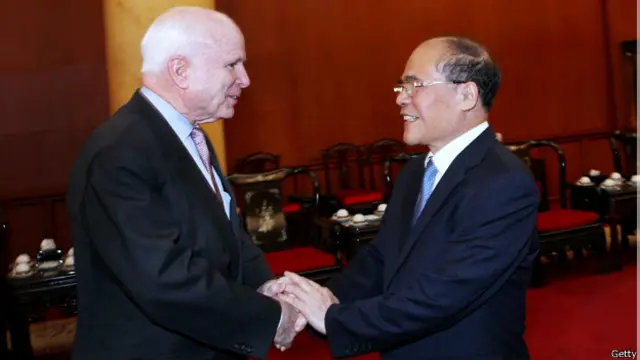 麦凯恩说，他支持放宽对越出售致命性武器限制的态度，与中国最近在南海有主权争议的海域勘探钻井事件无关。