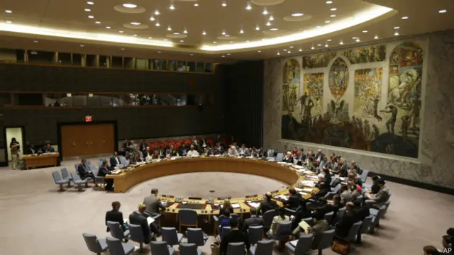 Віталію Чуркіну не сподобалося, що панно в залі засідань Радбезу (на фото) закрили трансляцією виступу Івана Шимоновича, який доповідав про права людини в Україні