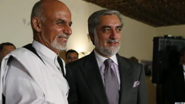 阿富汗总统竞选中的竞争对手加尼和阿卜杜拉签署组建联合政府的协议。