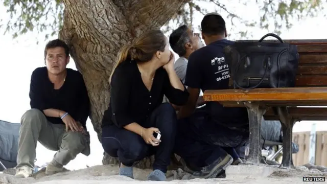 اسرائیلی شہری غزہ سے فائر ہونے والوں راکٹوں سے بچنے کے لیے پناہ لیے ہوئے ہیں