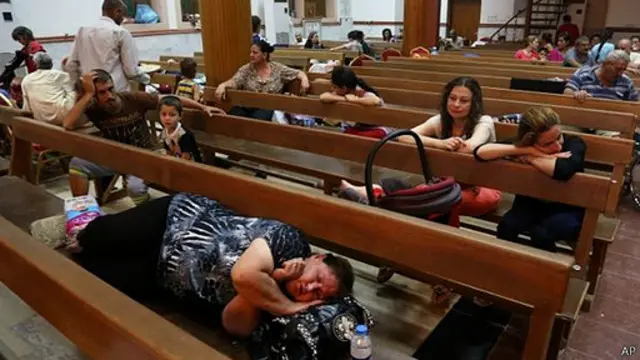 اللجئون من المسيحيين والايزيديين في اربيل