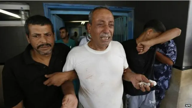 Seorang ayah menangisi anaknya yang tewas dalam serangan terbaru di Gaza.