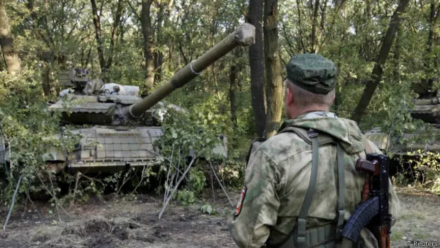 Пророссийский сепаратист и танк