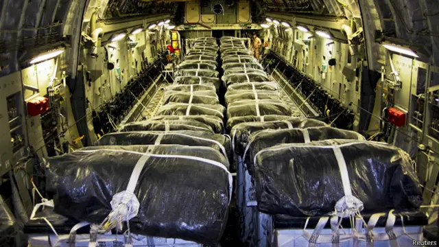 अमरीकी विमान में पानी का बंडल