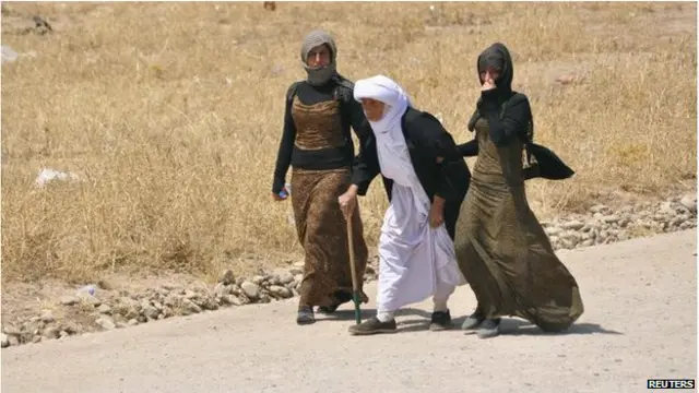 Hàng chục nghìn người Yazidi cũng đã phải sơ tán, nhiều người hiện đang mắc kẹt trên núi
