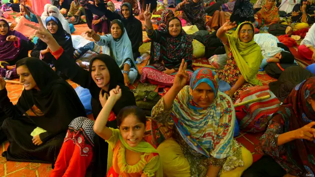 اس سے قبل جمعے کی دوپہر لاہور ہائیکورٹ کے جسٹس خالد محمود خان نے ماڈل ٹاون کے علاقے میں کنٹینرز لگا کر رکاوٹیں کھڑی کرنے کے خلاف مقدمے کی سماعت کے دوران کہا کہ ’یوم شہداء‘ کے موقع پر شہر میں امن قائم رکھنے سے متعلق منہاج القرآن کے سربراہ طاہر القادری بیان حلفی دیں۔