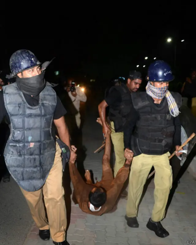 پولیس مظاہرین کو منتشر کرنے کے لیے آنسو گیس استعمال کی۔