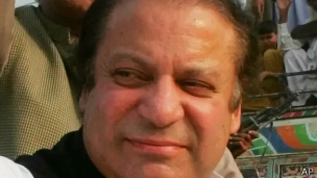 سیاسی مبصرین کا کہناہے کہ اگر اس تمام معاملے میں کوئی تیسرا ہاتھ یعنی اسٹیبلشمنٹ ملوث ہے تو وہ نادیدہ ہاتھ کسی بھی وقت مقدمہ درج کروا سکتا ہے