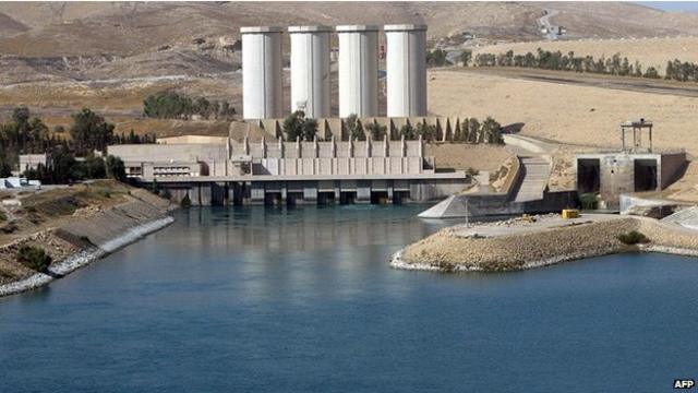這座大壩建於底格里斯河上，距伊拉克第二大城市摩蘇爾以北大約50公里。