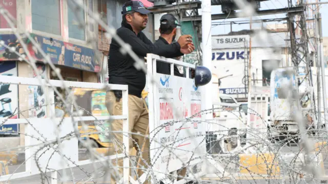 پاکستان کے صوبہ پنجاب کے شہر لاہور میں عوامی تحریک کے کارکنان نے منہاج القرآن کے آس پاس لگائی گئی رکاوٹوں کو ہٹانا شروع کردیا ہے جس کے باعث پولیس اور عوامی تحریک کے کارکنوں کے درمیان جھڑپیں ہوئی ہیں۔