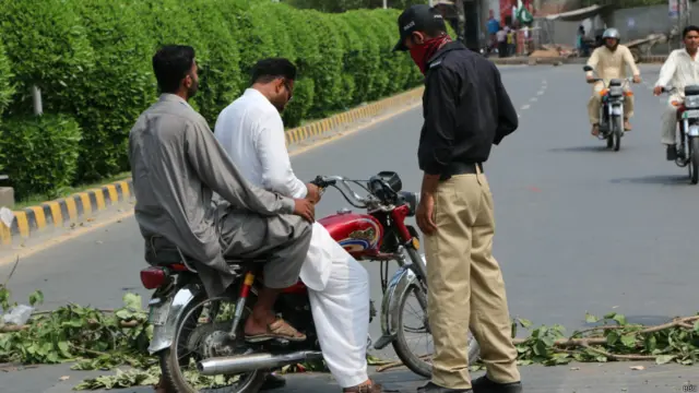 کچھ مقامات پر پنجاب پولیس نے درختوں کے ذریعے رکاوٹیں کھڑی کی ہیں۔