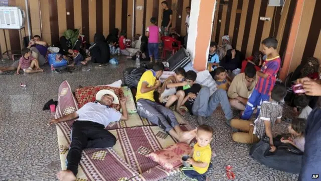 له موصل نه زرګونه مسیحیان او ایزیدیان له وېرې وتلي دي