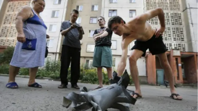 乌克兰东部顿涅茨克居民检查弹片