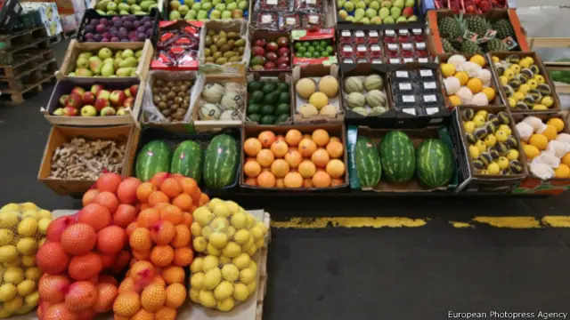 Фрукты на рынке под Варшавой