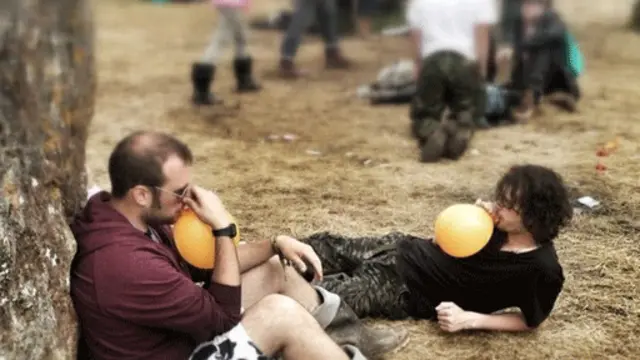 吸笑气逐渐成为很多英国年轻人在外放松的一种“时尚”玩法。