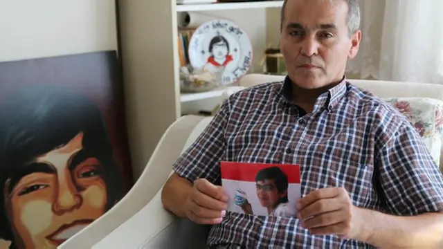 Gezi parkı etirazları vaxtı yoldan keçərkən öldürülən 14 yaşlı Berkin Elvanın atası Sami oğlunun ölümündə baş naziri təqsirləndirir.