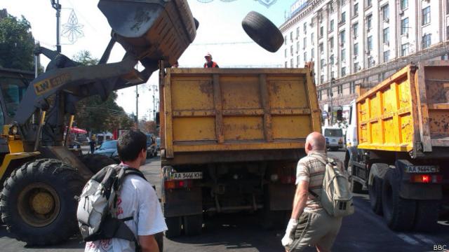 Коммунальщики и добровольцы разбирают баррикады на Майдане в Киеве