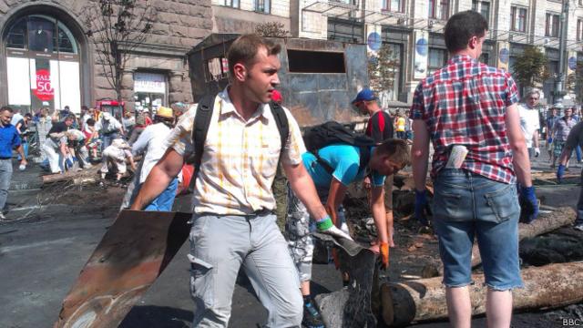 Коммунальщики и добровольцы разбирают баррикады на Майдане