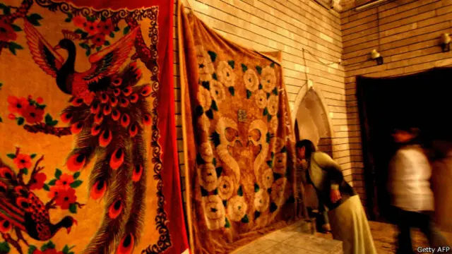 Yezidilər Mələk Tovuza ibadət edirlər.