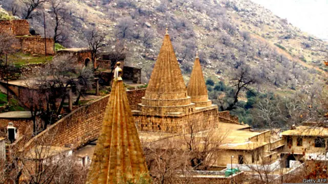 Yezidilər hər il Mosulun şimalındakı Laleş dağında Şeyx Hadinin məzarını ziyarət edirlər.