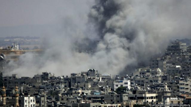 Клубы дыма над Газой после артобстрела израильских войск