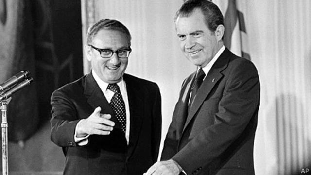 TT Nixon và ngoại trưởng Kissinger (trái)