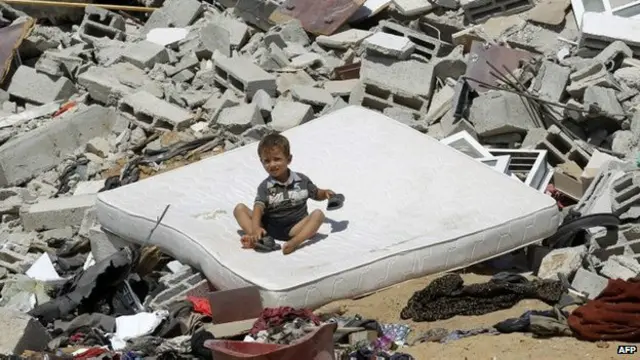 غزہ پر اب تک اسرائیلی حملوں میں اب تک 1900 سے زائد فلسطینی ہلاک ہوئے ہیں جن میں اقوامِ متحدہ کے مطابق اکثریت عام شہریوں کی ہے