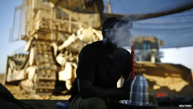 Los tanques y soldados están apostados a pocos kilómetros de la frontera.