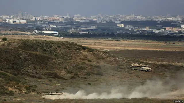Tanques en el lado israelí de la frontera con Gaza