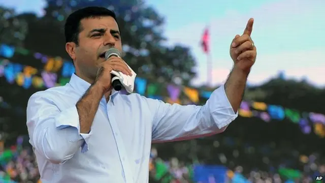 يتزعم دميرطاش، 41 عاما، حزب الشعب الديمقراطي (يسار) وهو سياسي معروف من الاقلية الكردية