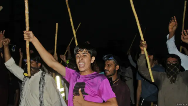 طاہر القادری نے الزام لگایا ہے کہ ’یومِ شہدا‘ میں شرکت کے لیے لاہور آنے والے قافلوں کو روکا گیا