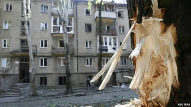 آثار الدمار على أحد شوارع دونيتسك