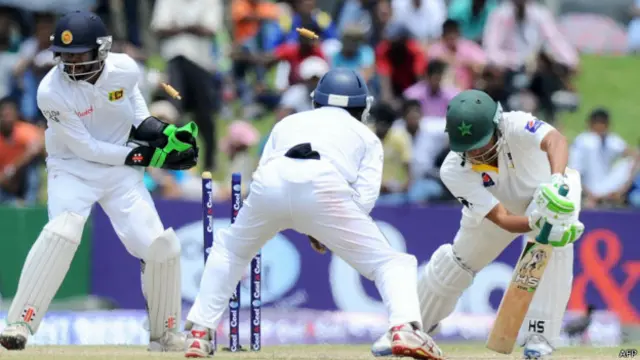 سوال یہ پیدا ہوتا ہے کہ بیٹسمینوں نے سری لنکن بولروں خاص کر ہیراتھ کو خود پر حاوی ہونے کا موقع کیوں فراہم کیا؟