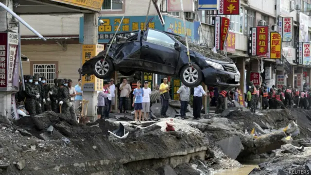 高雄氣爆現場一輛被毀汽車被吊起移走(2/8/2014)