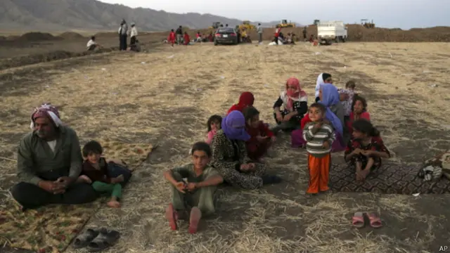 یکی از هزاران خانواده ایزدی که از کوه‌ها به اردوگاه‌های مرزی عراق و سوریه گریخته‌اند