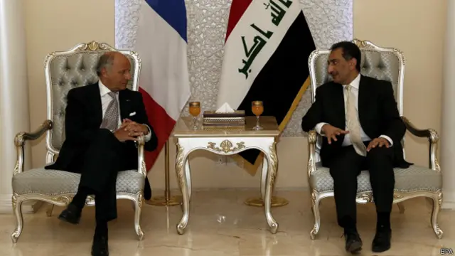 لوران فابیوس، وزیر خارجه فرانسه (چپ) در دیدار با نزار خیرالله، معاون وزیر خارجه عراق (راست)