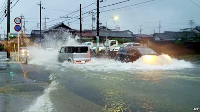 හාලෝන් වැසි කුණාටුවත් සමග ජලයෙන් යට වූ 'ට්සු' නගරයේ මාර්ග 