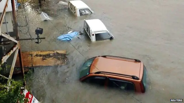 කෝර්චි නගරයේ ජලයෙන් යට වූ රථ වාහන 